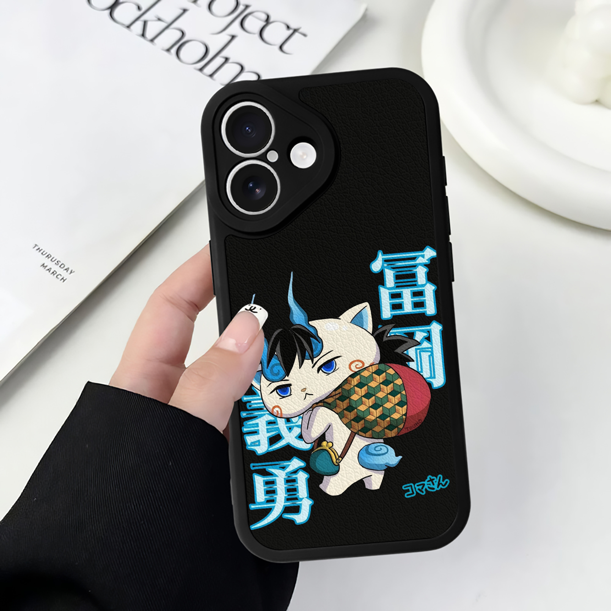 （画像用） 鬼滅の刃（きめつのやいば）水柱-冨岡 義勇／とみおか ぎゆう Tomioka Giyuu 【iPhone 16シリーズ対応】シリコンスマホケース（レザー調） 材質：シリコン